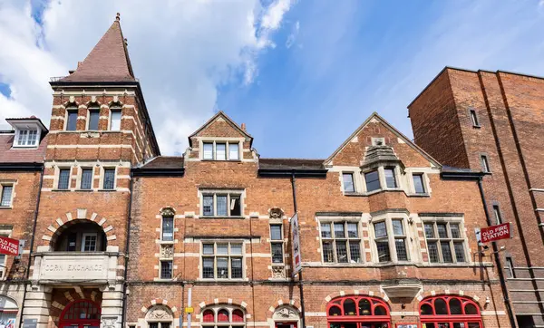 Oxford, İngiltere - 18 Mayıs 2023: The Corn Exchange and Fire Station, Oxford 'da bir ticari tesis. Şimdi sanat derneği, Eski İtfaiye Merkezi 'nde sanat, ve evsizlik derneği, Crisis Skylight Oxford.