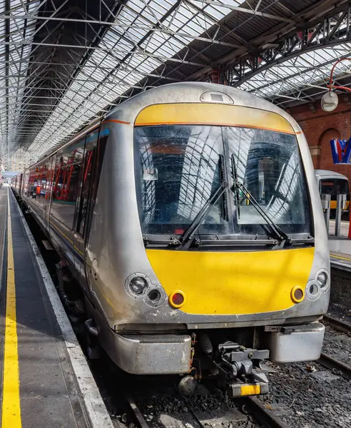 Tren istasyondan ayrılmak üzere olan bir banliyö treni.