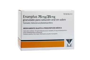 Huelva, İspanya - 25 Eylül 2023: İspanyol Enanplus kutusu, yetişkinlerde orta ila şiddetli ağrıların kısa süreli semptomatik tedavisinde kullanılan Dexketoprofen ve Tramadol karışımı.