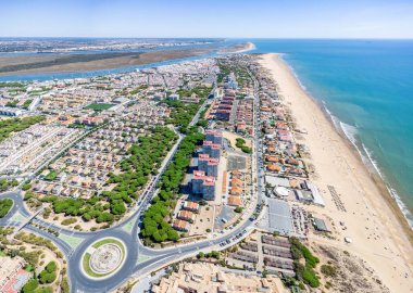 İspanya, Endülüs 'ün Huelva eyaletindeki Punta Umbria köyü ve plajının geniş açılı hava manzarası