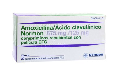 Huelva, İspanya - 25 Eylül 2023: Bakterilerin neden olduğu enfeksiyonların tedavisinde kullanılan amoksisilin ve clavulanik asit kombinasyonlu İspanyol kutusu. Amoxicillin penisilin benzeri bir antibiyotiktir.