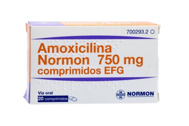Huelva, İspanya - 25 Eylül 2023: İspanyol amoksisilin kutusu Normon laboratuvarından 750 mg, bakterilerin neden olduğu enfeksiyonları tedavi etmek için kullanılır. Amoxicillin penisilin benzeri bir antibiyotiktir.