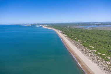 Punta Umbria sahilinin Huelva, Endülüs 'teki El Portil ve El Rompido plajlarına bakan panoramik manzarası.