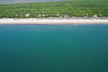 Huelva eyaleti Los Enebrales, Endülüs, İspanya 'daki Punta Umbria plajının insansız hava aracı görüntüsü