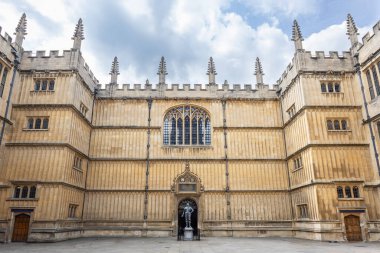 Eski Bodleian Kütüphanesi girişinin Catte Caddesi 'ndeki büyük kapı. Bodleian Kütüphanesi, Oxford Üniversitesi 'nin ana araştırma kütüphanesidir ve Avrupa' nın en eski kütüphanelerinden biridir.