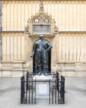 Oxford, İngiltere - 18 Mayıs 2023: Pembroke Kontu William Herbert 'in Bronz Heykeli, Oxford, Oxfordshire, İngiltere' deki Bodleian Kütüphanesi 'nin Büyük Kapısı' nda