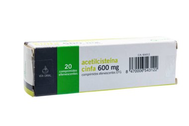 Huelva, İspanya-25 Eylül 2023: İspanya 'da zatürree ve bronşit gibi kronik bronkopulmoner bozuklukları olan kişilerde yoğun mukus salgılamak için kullanılan bir ilaç kutusu.