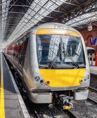  Tren istasyondan ayrılmak üzere olan bir banliyö treni.