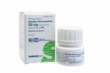 Huelva, İspanya - 25 Eylül 2023: İspanyol şişesi ve bir kutu Omeprazole, mide ve yemek borusu sorunlarını (asit reflüsü, ülser gibi) tedavi etmek ve mide yanmasını hafifletmek için kullanılır.