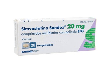Huelva, İspanya - 25 Eylül 2023: Bir İspanyol kutusu Simvastatin, yüksek lipit seviyelerini düşürmek ve kalp sorunu riskini azaltmak için kullanılan bir tür lipit düşürücü ilaçtır.