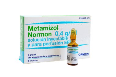 Huelva, İspanya - 25 Eylül 2023: Metamizol ampul markası Normon 0.4 g / ml çözeltisi orta veya yoğun ameliyat sonrası veya travma sonrası ağrı tedavisi için enjeksiyon ve infüzyon