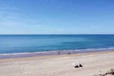 Huelva eyaleti Los Enebrales, Endülüs, İspanya 'daki Punta Umbria plajının insansız hava aracı görüntüsü