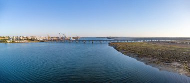 Santa Eulalia Köprüsü ve Odiel Nehri üzerindeki köprü, Huelva şehrinin nehirden geçerek Corrales 'e ve Punta Umbria dışındaki diğer yurt şehirlerine girmesine izin veriyor.