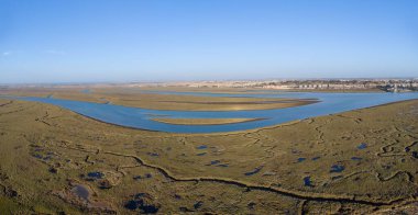 Odiel Nehri 'nin ağzının havadan görünüşü. Rio Odiel bataklıklarda Huelva 'nın Marismas del Burro' su olarak adlandırılır ve Huelva şehri arka plandadır.