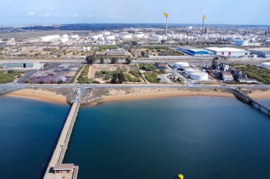 Palos de la Frontera, Huelva 'daki Kimyasal ve petrokimyasal endüstriyel arazinin insansız hava aracı görüntüsü. Yakıt üretimi ve sıvılaştırılmış doğal gaz yeniden gazlanması için rafineri