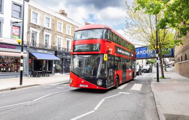 Londra, İngiltere - 23 Mayıs 2023: İngiltere 'nin ulusal bir sembolü olan Camden Town' da kırmızı çift katlı toplu taşıma otobüsü