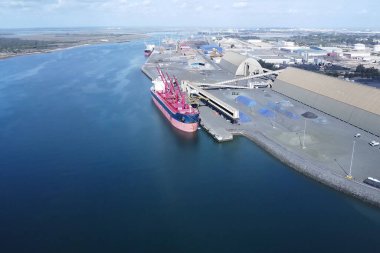 Huelva 'nın endüstriyel limanına demirlemiş bir hava aracı.