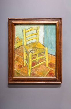 Londra, İngiltere - Mayıs 2023: Borulu Van Gogh 'un Sandalyesi. Tabloda, terakotta fayanslarının üzerinde samandan yapılmış basit bir koltuğu olan rustik ahşap sandalye Van Gogh 'un en ikonik resimlerinden biridir.