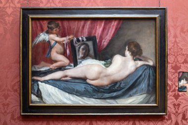 Londra, İngiltere - 19 Mayıs 2023: The Rokeby Venus, nam-ı diğer The Tuvalet of Venus, Venüs at her Mirror, Venus and Cupid, tablo Diego Velazquez tarafından yapıldı, Londra Ulusal Galerisi 'nde sergilendi.