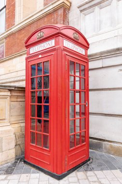 Londra telefon kulübesi. Londra 'daki bir caddede ikonik kırmızı bir telefon. 