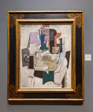 Londra, İngiltere - Mayıs 2023: Pablo Picasso 'nun Fruit Dish, Bottle and Violin tablosu, Picasso' nun bir örneği, Picasso tarafından Londra 'daki Ulusal Galeride başlatılan yirminci yüzyıl sanat hareketi.