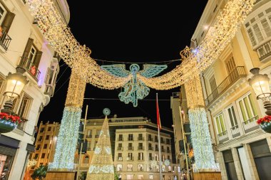 Marques de Larios caddesindeki Noel ağacı ve süsleme meleği ile Malaga, Endülüs, İspanya 'daki Plaza de la Constitucion Anayasa Meydanı