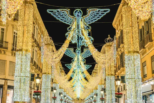 Malaga, Endülüs, İspanya 'da Marques de Larios caddesindeki Noel ışıkları süslemesi