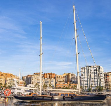 Malaga, İspanya - 26 Kasım 2023: Günbatımında Cnovas Rıhtımına demirlemiş güzel büyük yelkenli, Malaga Limanı, Mlaga, Endülüs, İspanya