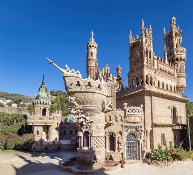 Benalmdena, İspanya - 25 Kasım 2023: Castillo de Colomare, bir kale şeklinde anıt, Benalmadena, Endülüs, İspanya 'da Kristof Kolomb' un yaşamı ve maceralarına adanmıştır.