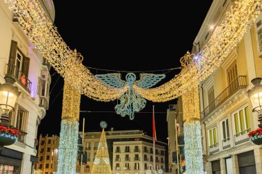 Marques de Larios caddesindeki Noel ağacı ve dekorasyon meleği Malaga 'daki Plaza de la Constitucin Anayasa Meydanı, Endülüs, İspanya