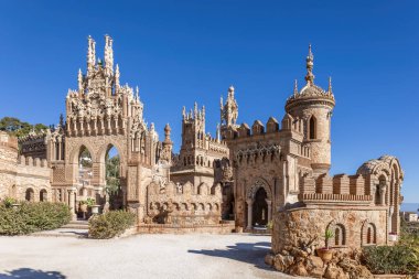 Castillo de Colomare anıtının dış cephesi, Benalmadena, Endülüs, İspanya 'da Christopher Columbus' un yaşamına ve maceralarına adanmış bir kale şeklinde.