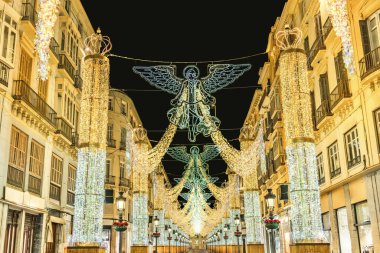 Malaga, Endülüs, İspanya 'da Marques de Larios caddesindeki Noel ışıkları süslemesi