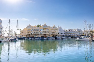 Benalmadena 'daki Puerto Marina Panoramik Manzarası, Costa del Sol, Malaga, Endülüs, İspanya