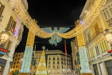 Marques de Larios caddesindeki Noel ağacı ve dekorasyon meleği Malaga 'daki Plaza de la Constitucin Anayasa Meydanı, Endülüs, İspanya