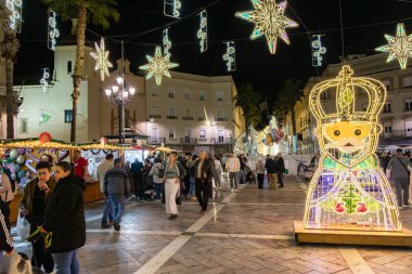 Huelva, İspanya - 10 Aralık 2023: Plaza de las Monjas 'ta Noel pazarları, rahibeler meydanı, Huelva City, İspanya' da Noel süslemeleri
