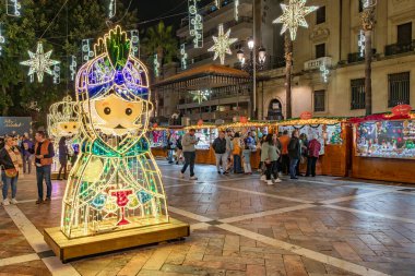 Huelva, İspanya - 10 Aralık 2023: Plaza de las Monjas 'ta Noel pazarları, rahibeler meydanı, Huelva City, İspanya' da Noel süslemeleri