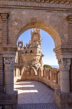 Benalmadena, İspanya - 25 Kasım 2023: Castillo de Colomare, Benalmdena, İspanya 'da Christopher Columbus' un yaşamı ve maceralarına adanmış bir kale şeklinde anıt