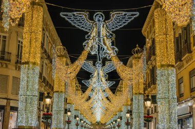 Larios caddesinde, Malaga 'da, Endülüs' te, İspanya 'da Noel ışıkları süslemesi