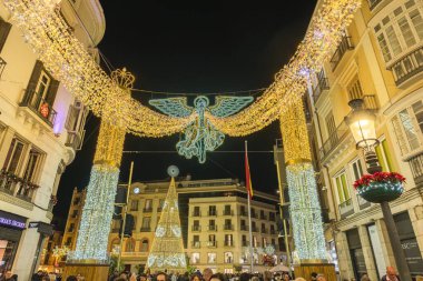 Malaga, İspanya - 25 Kasım 2023: İspanya 'nın Endülüs kentindeki Plaza de la Anayasa Meydanı ile Larios caddesinde yılbaşı ışıkları süslemesi ve Noel ağacı