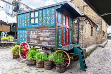 Londra, İngiltere - 23 Mayıs 2023: Peaky Blinders taşıma aracı Camden Town Market, Londra, İngiltere