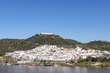 Huelva, Endülüs 'teki Sanlucar de Guadiana köyünün panoramik manzarası, Guadiana nehrinin kıyısında, Portekiz ile İspanya sınırında, Algarve' deki Portekiz köyünün önünde.
