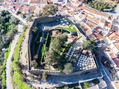 Alcoutim Şatosu 'nun (Castelo de Alcoutim) Alcoutim, Algarve sınır kasabasındaki, Guadiana nehrinin kıyısında, İspanya sınırındaki Alcoutim Kalesi' nin insansız hava aracı görüntüsü