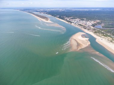 Rompido Arrow 'un (La Flecha del Rompido), Huelva' nın Punta Umbria eyaletinin La Bota plajına ulaşan Rompido ve Portil plajlarında kurulmuş bir kumsal manzarası.