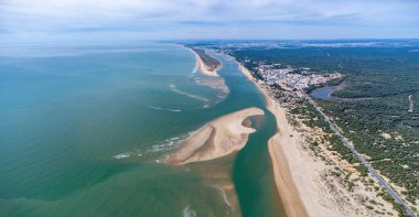 Rompido Oku 'nun (La Flecha del Rompido) havadan panoramik görüntüsü, Rompido ve Portil plajlarında oluşturulan ve Punta Umbria, Huelva' da bulunan La Bota plajına ulaşan bir kumsal.