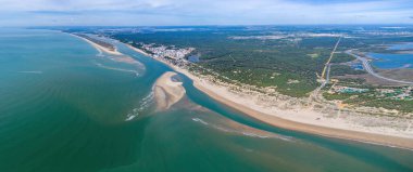 Rompido Arrow 'un (La Flecha del Rompido), Huelva' nın Punta Umbria eyaletinin La Bota plajına ulaşan Rompido ve Portil plajlarında kurulmuş bir kumsal manzarası.