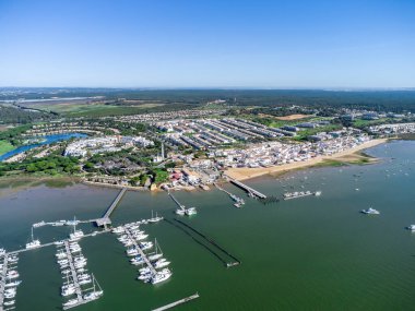 Marina El Rompido Spor Limanı ve Piedras nehri ile El Rompido plaj köyünün hava manzarası
