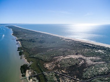 Rompido Arrow 'un (La Flecha del Rompido), Huelva' nın Punta Umbria eyaletinin La Bota plajına ulaşan Rompido ve Portil plajlarında kurulmuş bir kumsal manzarası.