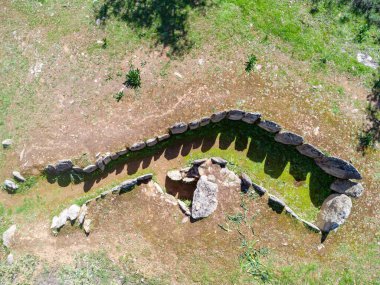 Gabrieles dolmen kompleksinin bir parçası olan de la Encina olarak bilinen 4 numaralı Monolit 'in Zirve veya kuş bakışı görüntüsü, Valverde del Camino, Huelva ili, Endalusia, İspanya