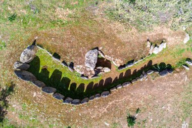 Gabrieles dolmen kompleksinin bir parçası olan de la Encina olarak bilinen 4 numaralı Monolit 'in Zirve veya kuş bakışı görüntüsü, Valverde del Camino, Huelva ili, Endalusia, İspanya