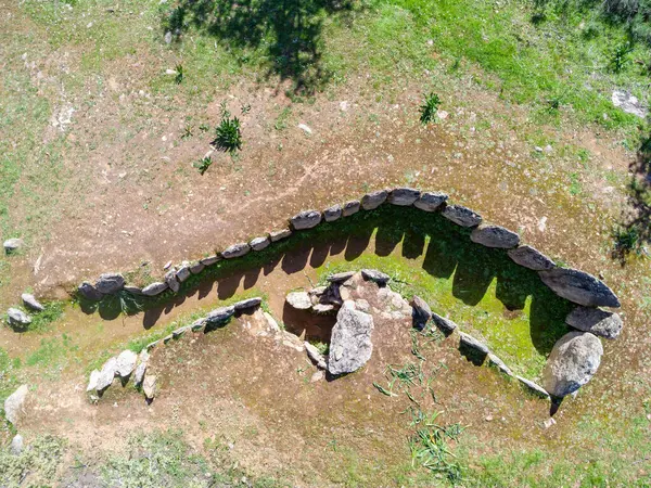 Gabrieles dolmen kompleksinin bir parçası olan de la Encina olarak bilinen 4 numaralı Monolit 'in Zirve veya kuş bakışı görüntüsü, Valverde del Camino, Huelva ili, Endalusia, İspanya